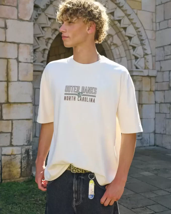 Γραφικό μπλουζάκι Boxy Heavyweight Outer Banks Γραφικό μπλουζάκι Boxy Heavyweight Outer Banks