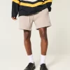 Φαρδύ σορτς Hollister Feel Good Fleece στο μέσο του μηρού Φαρδύ σορτς Hollister Feel Good Fleece στο μέσο του μηρού