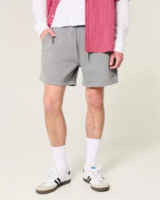 Φαρδύ σορτς Hollister Feel Good Fleece στο μέσο του μηρού