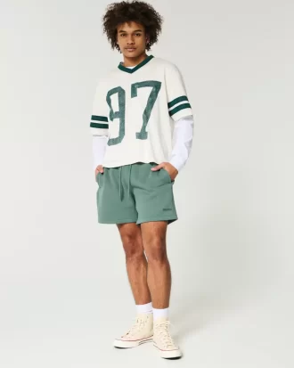 Φαρδύ σορτς Hollister Feel Good Fleece στο μέσο του μηρού