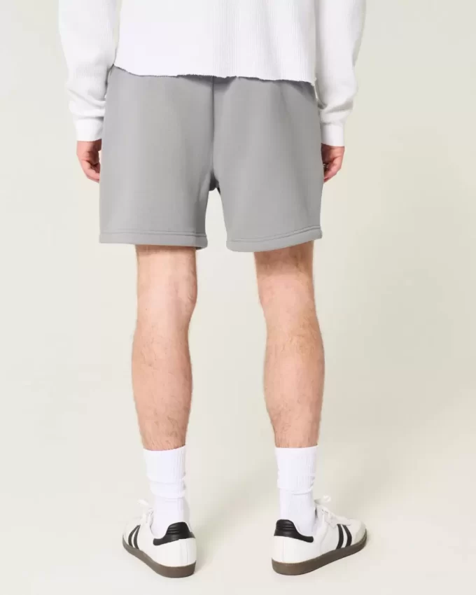 Φαρδύ σορτς Hollister Feel Good Fleece στο μέσο του μηρού Φαρδύ σορτς Hollister Feel Good Fleece στο μέσο του μηρού