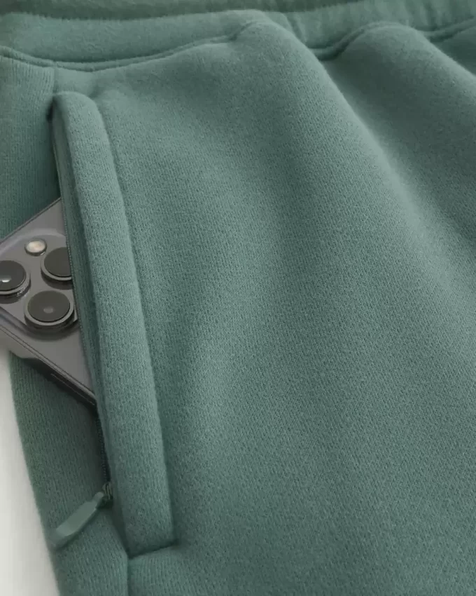 Φαρδύ σορτς Hollister Feel Good Fleece στο μέσο του μηρού Φαρδύ σορτς Hollister Feel Good Fleece στο μέσο του μηρού