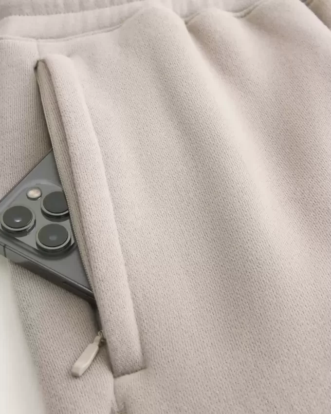Φαρδύ σορτς Hollister Feel Good Fleece στο μέσο του μηρού Φαρδύ σορτς Hollister Feel Good Fleece στο μέσο του μηρού