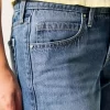 Φαρδύ τζιν με χαμηλού ύψους μεσαίου πλυσίματος καρφιές Φαρδύ τζιν με χαμηλού ύψους μεσαίου πλυσίματος καρφιές