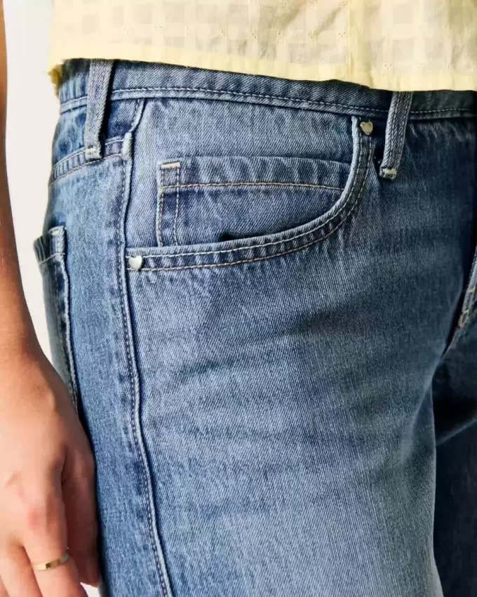 Φαρδύ τζιν με χαμηλού ύψους μεσαίου πλυσίματος καρφιές Φαρδύ τζιν με χαμηλού ύψους μεσαίου πλυσίματος καρφιές