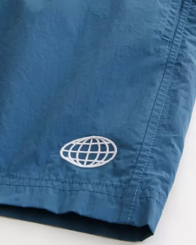 Φαρδύ σορτς ποδοσφαίρου στο μέσο του μηρού Φαρδύ σορτς ποδοσφαίρου στο μέσο του μηρού