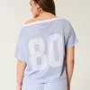 Υπερμεγέθη γραφική φανέλα Off-the-Shoulder Varsity Υπερμεγέθη γραφική φανέλα Off-the-Shoulder Varsity