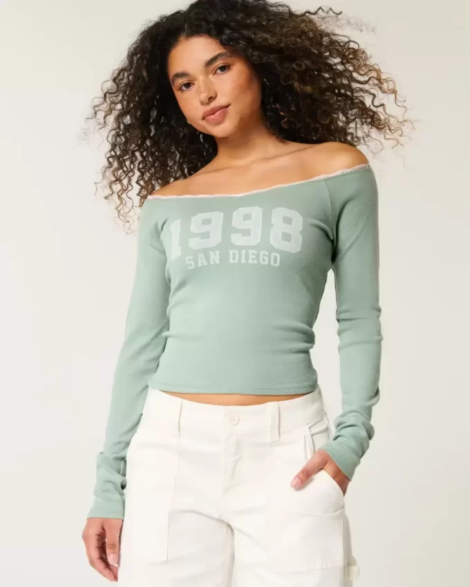 Γραφικό μπλουζάκι San Diego με δαντέλα Off-the-Shoulder Γραφικό μπλουζάκι San Diego με δαντέλα Off-the-Shoulder