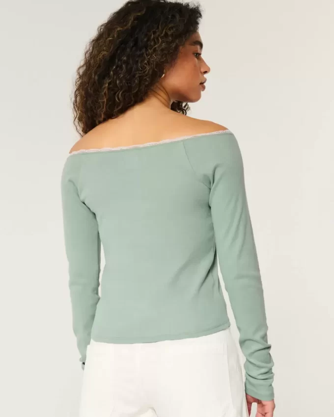Γραφικό μπλουζάκι San Diego με δαντέλα Off-the-Shoulder Γραφικό μπλουζάκι San Diego με δαντέλα Off-the-Shoulder